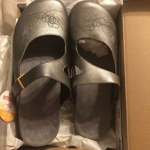 NWT Vionic/Orthaheel Mules w/ Floral Stitch Detail